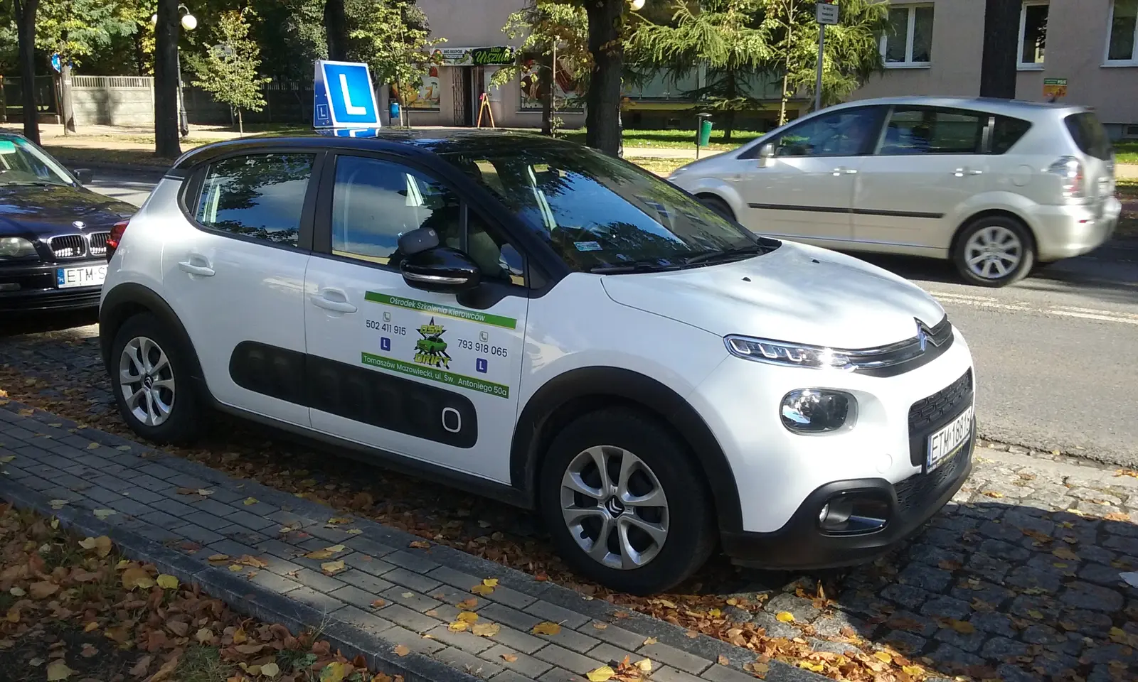 Une voiture de l'Auto-École Ben dans une rue de Forest